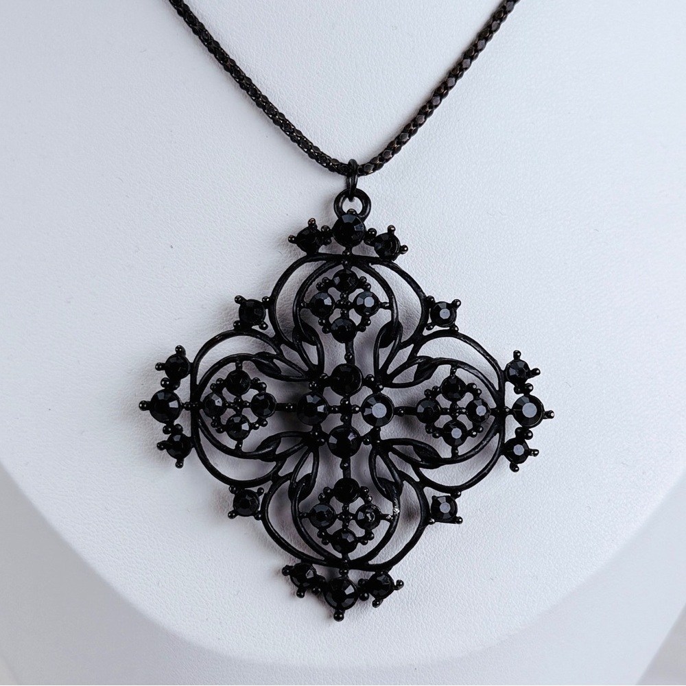 Pretty lightweight black Goth Gothic costume pendant necklace